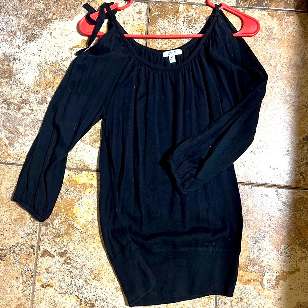 Cache cold shoulder sweater